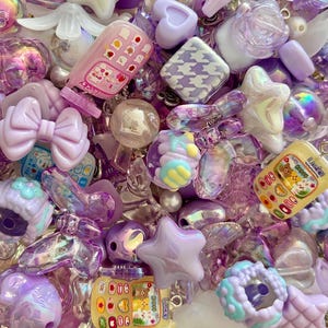 70 g di perline viola, ciondoli per la creazione di gioielli, mix misterioso, placcati UV, iridescenti, kawaii, stelle e farfalle, pastello.