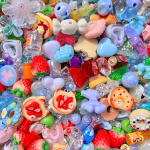 100 Stück Resin Charms Kawaii Mystery Grab Bag, verschiedene Lebensmittel Anhänger für DIY Handwerk Schmuckherstellung, Schlüsselanhänger Slime ästhetische Perlensuppe