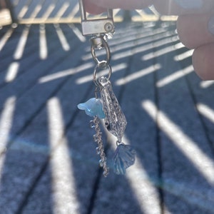 Icy Ocean Breeze Jellyfish Keychain - Sparkling Handmade Marine Charm for Daily Joy, Perfect Beach Bag Accessory for Young Adults