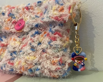 Bolsa multicolor tejida a mano - Juguetón encanto de payaso pastel, lindo botón rosa, perfecto para maquillaje, artículos de tocador y accesorios clowncore