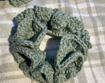 Scrunchie verde salvia hecho a mano de ganchillo OEKO-TEX® hilo de algodón- Regalo ecológico, de textura suave y elástico para el cabello suave para ella