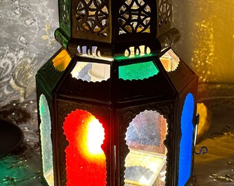 Octagonal Moroccan Lantern in Brass and Multicolored Glass from Seffarine-Fes: Artisanal Magic for Enchanted Decor.
