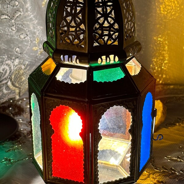 Octagonal Moroccan Lantern in Brass and Multicolored Glass from Seffarine-Fes: Artisanal Magic for Enchanted Decor.