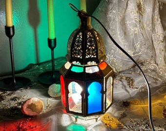 Octagonal Moroccan Lantern in Brass and Multicolored Glass from Seffarine-Fes: Artisanal Magic for Enchanted Decor.