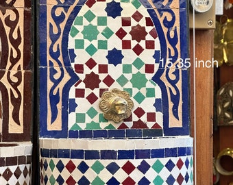 Esplendor sofisticado: fuente Zellige marroquí, fuente de pared con mosaico artesanal de Fez, Marruecos