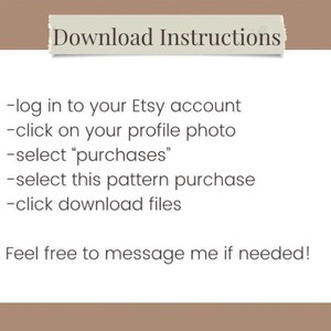Puede incluir: Un papel blanco con instrucciones de descarga para una compra de patr&oacute;n de Etsy. El texto incluye pasos como iniciar sesi&oacute;n, seleccionar compras y descargar archivos. El fondo es de color marr&oacute;n claro.
