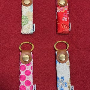 Schlüsselanhänger mit traditionellem japanischem Blumenmuster, hergestellt in Japan, aus Paulowniaholz, in einer Kiribako-Schachtel. (Liste 2)
