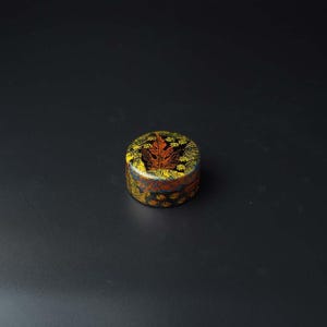 Pisapapeles lacado Ryukyu redondo Bunchin Nature, hecho a mano en Japón, caligrafía con letras, Shodo, regalo, arte, hoja, flor, amarillo, Okinawa, artesanía, 300 g