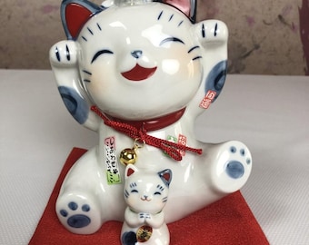 昭和レトロ 招き猫貯金箱 - 日本の招き猫置物、前足を上げている白い