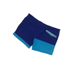 Puede incluir: Ba&ntilde;ador azul y turquesa con cintura estampada en verde y blanco.