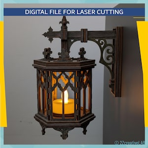 Könnte beinhalten: Eine dunkelbraune, lasergeschnittene Laterne mit einem verzierten Design, mit einer brennenden Kerze im Inneren. Die Laterne ist an einer Wandhalterung mit dekorativen Verzierungen befestigt. Der Text "DIGITAL FILE FOR LASER CUTTING" steht oben.