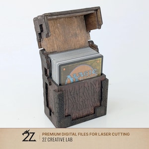 Könnte beinhalten: Eine dunkelbraune Holz-Kartenbox mit Klappdeckel, die ein Deck Magic: The Gathering-Karten enthält. Die Box hat geschnitzte Details und ist teilweise geöffnet. Der Text "PREMIUM DIGITAL FILES FOR LASER CUTTING" und "2Z CREATIVE LAB" ist sichtbar.