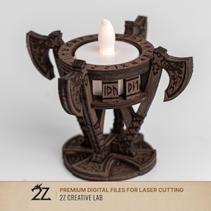 Op de afbeelding: Een donkerbruine houten kandelaar met een LED-kaars. De houder heeft bijlontwerpen en gegraveerde runen. De basis heeft een cirkelvormig ontwerp. De tekst "PREMIUM DIGITAL FILES FOR LASER CUTTING" en "2Z CREATIVE LAB" staan onderaan.