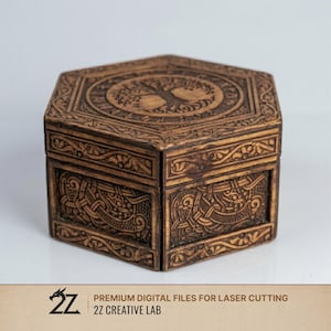 Puede incluir: Una caja hexagonal de madera con intrincadas tallas. La tapa presenta un diseño de árbol de la vida, y los lados muestran patrones detallados. La caja es de color marrón cálido, ideal para guardar objetos pequeños. Mide aproximadamente 10 cm de ancho.