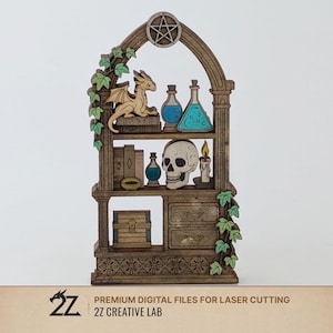 Könnte beinhalten: Holzregal-Dekoration mit einem Drachen, Zaubertränken, einem Totenkopf und Büchern. Das Regal hat eine gewölbte Oberseite mit einem Stern und ist mit grünem Efeu verziert. Der Text "PREMIUM DIGITAL FILES FOR LASER CUTTING" ist sichtbar.