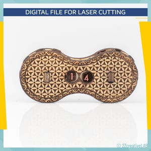 Op de afbeelding: Een lasergesneden houten spelstuk met een bloem des levens patroon en de nummers 1 en 4. Het stuk is bruin met een decoratieve rand en de tekst "DIGITAL FILE FOR LASER CUTTING" bovenaan.