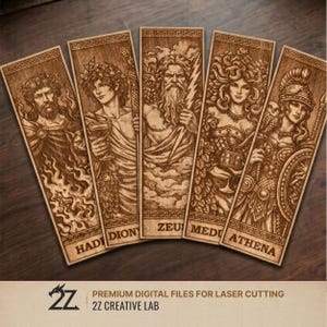 Könnte beinhalten: Fünf Holz-Lesezeichen mit gravierten Bildern griechischer Götter und Göttinnen. Jedes Lesezeichen zeigt eine andere Gottheit, darunter Hades, Dionysos, Zeus, Medusa und Athene. Die Lesezeichen sind auf einer dunklen Holzoberfläche angeordnet. Der Text "2Z CREATIVE LAB" ist sichtbar.