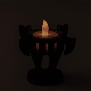 Pu&ograve; includere: Un portacandele decorativo con una candela a LED tremolante. La candela ha un bagliore giallo caldo e il supporto &egrave; marrone scuro con disegni ritagliati. Il portacandele &egrave; progettato per assomigliare a una lanterna.