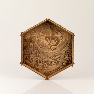 Può includere: Un vassoio esagonale in legno con un design inciso a laser di un drago che vola sopra un castello medievale e un paesaggio.