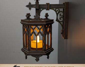 Può includere: Una lanterna da parete in stile gotico, marrone scuro, con un design ornato. La lanterna presenta una candela gialla accesa all'interno. Il design include ritagli decorativi e una parte superiore a forma di croce. Il testo "PREMIUM DIGITAL FILES FOR LASER CUTTING" e "2Z CREATIVE LAB" è visibile.