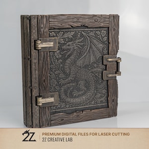Op de afbeelding: Een gedetailleerd, gesloten boek met een drakenontwerp. De omslag toont een draak met ingewikkelde bloempatronen, geplaatst in een houten frame. Het boek heeft metalen sluitingen en scharnieren. De tekst "PREMIUM DIGITAL FILES FOR LASER CUTTING" en "2Z CREATIVE LAB" zijn zichtbaar.