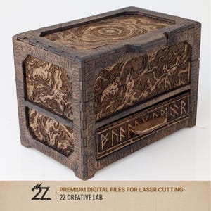 Può includere: Un cofanetto in legno marrone scuro con intagli intricati e un cassetto. Il cofanetto presenta motivi a rilievo dettagliati sulla parte anteriore e superiore, con una maniglia del cassetto. Il design include rune e motivi a spirale.