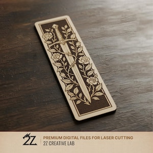 Könnte beinhalten: Ein hölzernes Lesezeichen mit einem Schwertdesign, das mit Rosen und Blättern verflochten ist. Das Lesezeichen hat eine rechteckige Form mit dunklem Rand und ist aus hellem Holz gefertigt. Der Text "PREMIUM DIGITAL FILES FOR LASER CUTTING" und "2Z CREATIVE LAB" befindet sich unten.