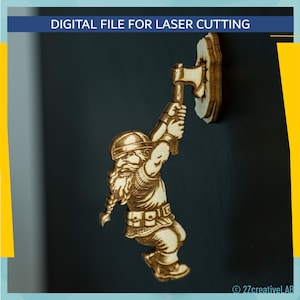 Puede incluir: Figura de madera cortada con láser de un enano con un hacha, barba larga y casco. La figura marrón claro tiene detalles intrincados. El texto "DIGITAL FILE FOR LASER CUTTING" se muestra en la parte superior.
