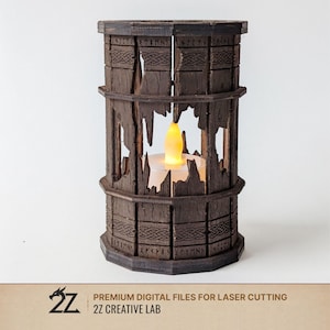 Peut inclure: Une lanterne en bois brun foncé et vieilli avec une bougie LED vacillante à l'intérieur. La lanterne cylindrique présente des sculptures décoratives et des bords usés. Le texte "PREMIUM DIGITAL FILES FOR LASER CUTTING" et "2Z CREATIVE LAB" est en bas.
