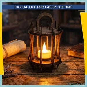 Puede incluir: Una linterna de madera con asa, diseñada para corte láser. La linterna tiene una base circular y una estructura en forma de jaula con soportes verticales. Una vela encendida en el interior emite un brillo cálido. El texto "DIGITAL FILE FOR LASER CUTTING" está en la parte superior.