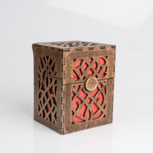 Puede incluir: Un juego de tres tazas de cerámica con un acabado mate moteado. Cada taza presenta un color diferente: azul claro, crema y gris. Las tazas tienen un diseño simple y moderno con una forma redondeada y un asa cómoda.