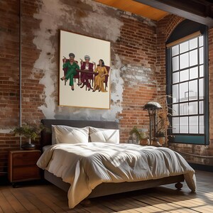 Puede incluir: Un dormitorio con una cama grande, una obra de arte enmarcada y paredes de ladrillo visto. La obra de arte representa a tres mujeres sentadas a una mesa. La cama tiene ropa de cama y almohadas blancas. La habitaci&oacute;n tiene suelo de madera y una ventana grande.