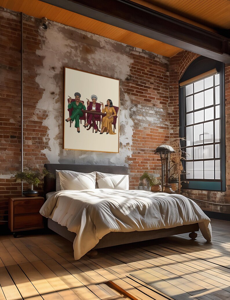 Puede incluir: Un dormitorio con una cama grande, una obra de arte enmarcada y paredes de ladrillo visto. La obra de arte representa a tres mujeres sentadas a una mesa. La cama tiene ropa de cama y almohadas blancas. La habitaci&oacute;n tiene suelo de madera y una ventana grande.