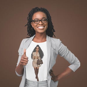 以下が含まれることがあります： 白いTシャツの上にグレーのブレザーを着た女性。チェック柄のブレザーを着て、コーヒーカップと茶色のハンドバッグを持っている女性のグラフィック。画像内の女性は黒いメガネをかけていて、微笑んでいます。