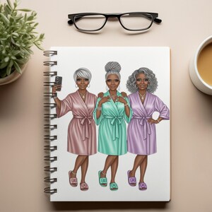 Puede incluir: Un cuaderno con espiral con una ilustraci&oacute;n de tres mujeres con batas. Las mujeres visten batas rosas, verde menta y lavanda, con zapatillas a juego. Una mujer sostiene un tel&eacute;fono, haci&eacute;ndose un selfie. La imagen est&aacute; sobre un fondo neutro.