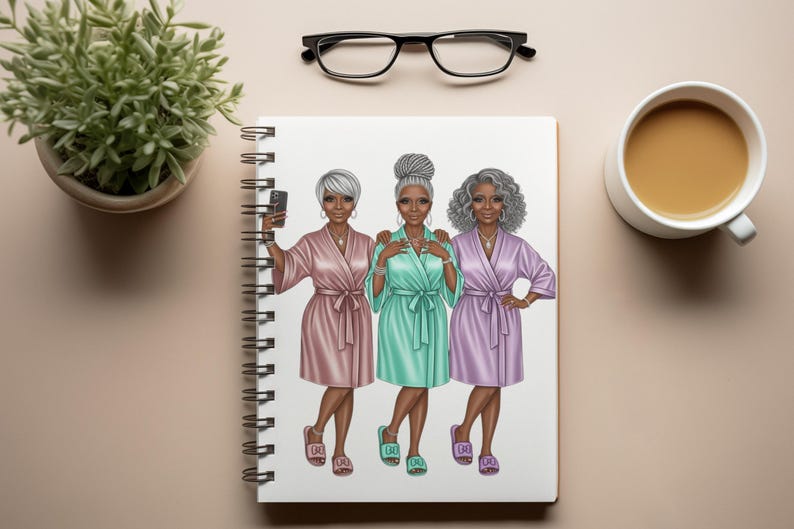 Puede incluir: Un cuaderno con espiral con una ilustraci&oacute;n de tres mujeres con batas. Las mujeres visten batas rosas, verde menta y lavanda, con zapatillas a juego. Una mujer sostiene un tel&eacute;fono, haci&eacute;ndose un selfie. La imagen est&aacute; sobre un fondo neutro.