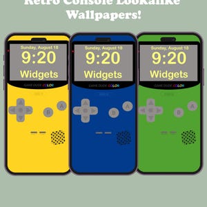 Op de afbeelding: Drie telefoonachtergronden met een retro gameconsole-ontwerp. De achtergronden zijn geel, blauw en groen. Elke achtergrond heeft een digitale klok, de tekst "Widgets" en de tekst "GAME DUDE COLOR".