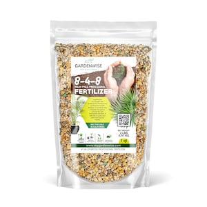 Peut inclure: Un sac d'engrais professionnel pour palmiers 8-4-8. Le sac est blanc avec une étiquette qui indique "Gardenwise" et "8-4-8 Engrais professionnel pour palmiers". L'étiquette comprend également un code QR et le texte "Non vendu en Californie".