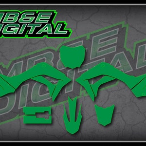 Könnte beinhalten: Grünes Motorrad-Grafik-Set mit MB&E DIGITAL-Logo. Das Set beinhaltet einen vorderen Kotflügel, Seitenverkleidungen, Nummernschilder und eine Schwinge.