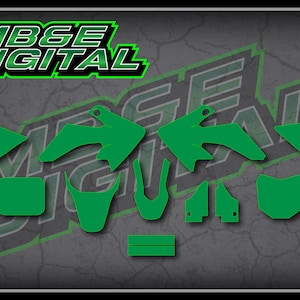 Könnte beinhalten: Grünes Motocross-Grafik-Set mit dem MB&E DIGITAL-Logo. Das Set enthält verschiedene Formen und Größen zum Anpassen eines Motorrads.