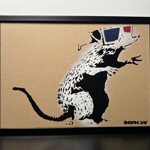 BANKSY (d’après) : Superbe Pochoir sur Carton -Encadré- Seulement 50 exemplaires.