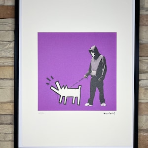 Könnte beinhalten: Eine Schwarzweißillustration eines Hundes an der Leine, der von einer Person in einem Kapuzenpullover geführt wird. Das Bild ist auf einem violetten Hintergrund und in Schwarz gerahmt.