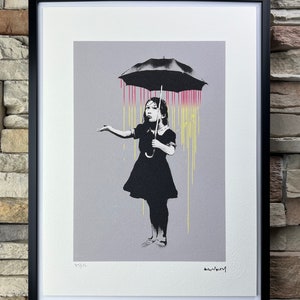 BANKSY : La fille au parapluie. Lithographie encadrée. Édition limitée avec certificat, numérotée à la main sur 150 exemplaires.