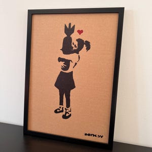 BANKSY (d’après) : Superbe Pochoir sur Carton -Encadré- Seulement 50 exemplaires.