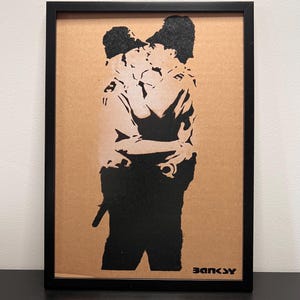 BANKSY (d’après) : Superbe Pochoir sur Carton -Encadré- Seulement 50 exemplaires.