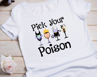 Puede incluir: Camiseta blanca con un gráfico negro que dice "Pick Your Poison" y presenta a cuatro villanos de Disney en copas de vino.