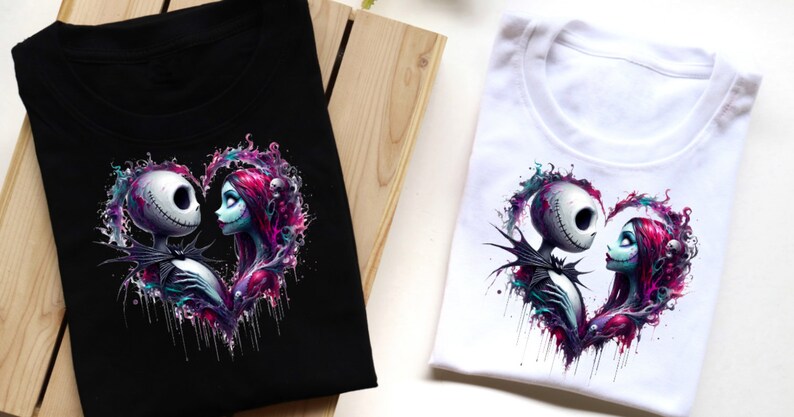 Puede incluir: Dos camisetas blancas y negras con un estampado gr&aacute;fico colorido de Jack Skellington y Sally de la pel&iacute;cula Pesadilla antes de Navidad. El gr&aacute;fico muestra a los personajes en forma de coraz&oacute;n con un efecto de pintura que gotea.