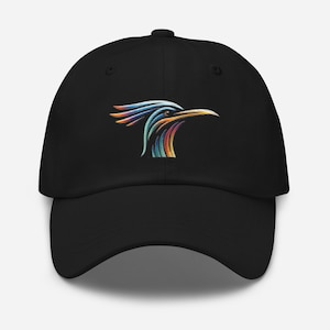 Può includere: Un cappello da baseball nero con un design di uccello colorato ricamato. L'uccello è stilizzato e ha un becco lungo e un motivo colorato di blu, verde, arancione e giallo.