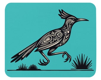 Könnte beinhalten: Eine Schwarzweißillustration eines Roadrunner-Vogels mit komplizierten geometrischen Mustern auf türkisfarbenem Hintergrund. Der Vogel rennt mit ausgestreckten Beinen und offenem Schnabel. Im Vordergrund befinden sich zwei kleine schwarze und weiße Pflanzen.