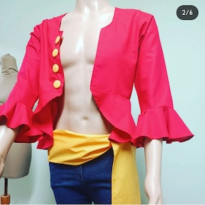 Könnte beinhalten: Eine rote, kurzärmelige Jacke mit einem Rüschen-Saum und gelben Knöpfen. Die Jacke ist vorne offen und hat eine gelbe Schärpe, die um die Taille gebunden ist.